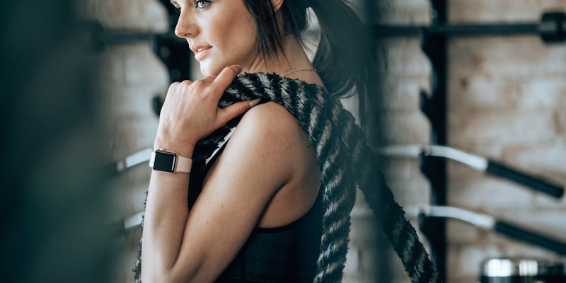 专业教练一对一指导学员健身 - 展示个性化教学场景