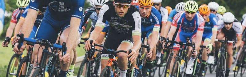 全民健身服务应用场景 - 不同年龄段的市民在公园进行健身活动