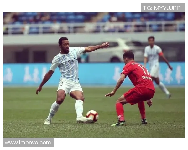 笑容满面足球之星：这些球员不仅进球更赢得了人心