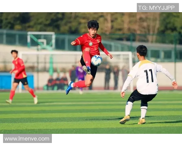 从甘南走向绿茵赛场的青年足球球星成长与奋斗故事